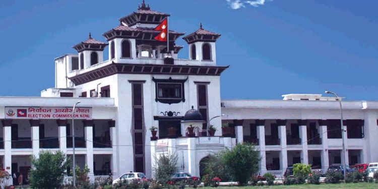 सातै प्रदेश प्रमुखलाई निर्वाचन प्रतिवेदन बुझाउँदै आयोग