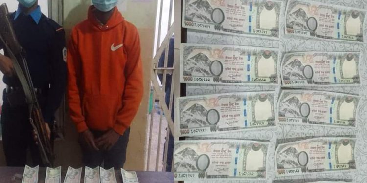 नक्कली नोटसहित एक भारतीय पक्राउ