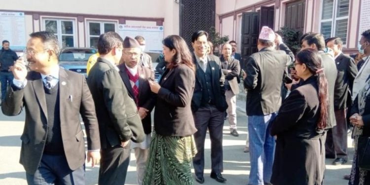 चोलेन्द्रको महाभियोग प्रस्तावबारे संसद् सचिवालयले सर्वाेच्चलाई लेखेको पत्र विवादमा, बार धर्नामा