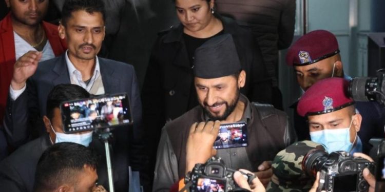 ‘अब के गर्नु हुन्छ ?’ भन्दै सोधिएको प्रश्नमा रविले भने, ‘म अनागरिकसँग प्रश्नको जवाफ छैन’