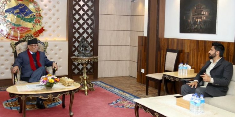 प्रधानमन्त्री प्रचण्डलाई भेट्न बालुवाटार पुगे लामिछाने
