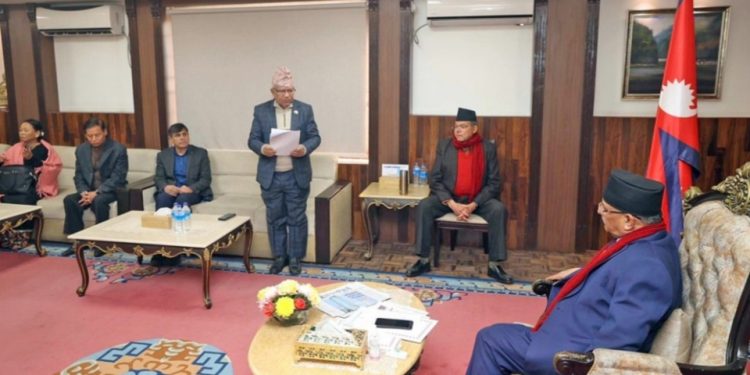 प्रधानमन्त्री प्रचण्डलाई माधव नेपालको ज्ञापनपत्र– आर्थिक संकट समाधान गर्नुस्