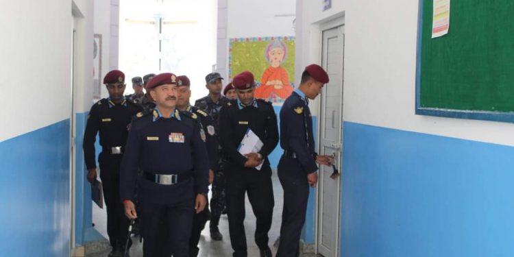 सेवाग्राहीलाई दुःख दिने बिचौलियाहरु लाई तह लगाउदै डीआईजी कुँवर