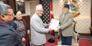 चित्रबहादुर केसीले बुझाए प्रधानमन्त्री प्रचण्डलाई ज्ञापनपत्र