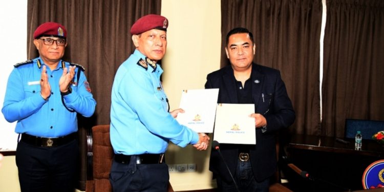 प्रहरीलाई फाउण्डेसनले दियो २५ लाख, वैशाखदेखि प्रहरीका छोराछोरीले छात्रवृत्ति पाउने