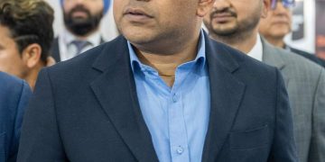 प्रधानमन्त्री प्रचण्डलाई तीन महिना मुख नदेखाउन महामन्त्री गगनको सुझाव