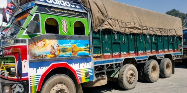 ४२ टन चिनीसहित दुई ट्रक प्रहरी नियन्त्रणमा