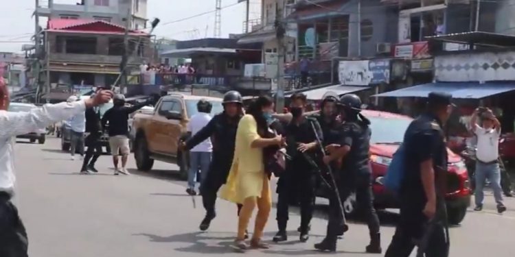 झापामा ओलीमाथि ढुंगामुढाको प्रयास, २ प्रहरी घाइते