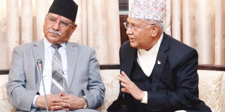 टोपबहादुर बचाउन कि प्रधानमन्त्री प्रचण्ड भेट्न ओली घरि बालुवाटार घरि सिंहदरबारतिर छन् ?