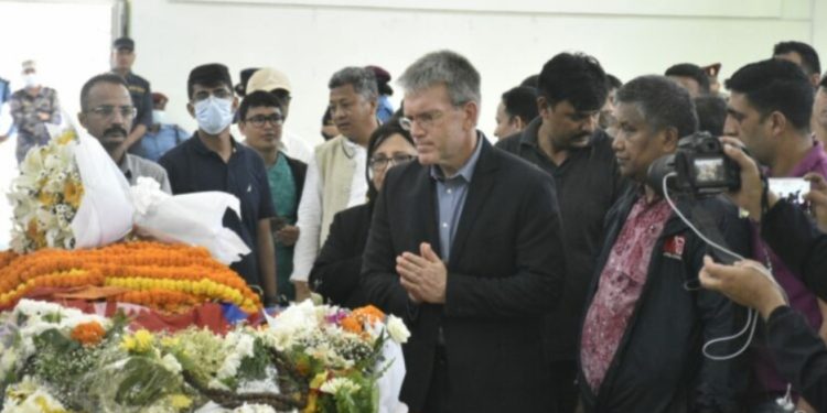 नेपालका लागि अमेरिकी राजदूत थम्पसनद्वारा सुवास नेम्वाङप्रति श्रद्धाञ्जली अर्पण