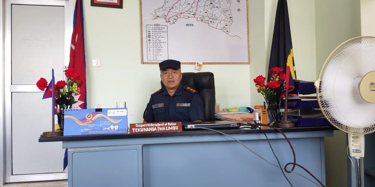 भन्सार राजस्व चुवाहटबिरुद्ध कडा रुपमा प्रस्तुत हुँदै सिरहा प्रहरीे