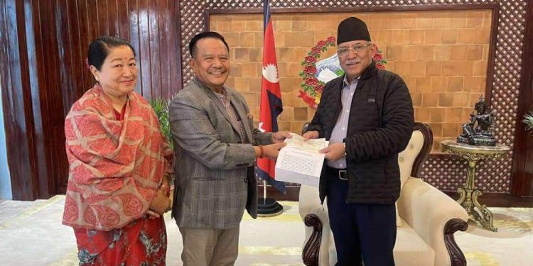 भाटभटेनीका सञ्चालक गुरुङद्वारा भूकम्पपीडितलाई १ करोड ११ लाख सहयोग