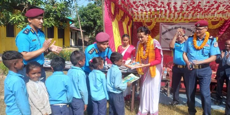 नेपाल प्रहरी श्रीमती संघद्वारा विपन्न विद्यार्थीलाई शैक्षिक सामग्री सहयोग