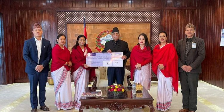 नेपाल प्रहरी श्रीमती संघद्वारा भूकम्पपीडितको राहतका लागि  साढे पाँच लाखको चेक हस्तान्तरण