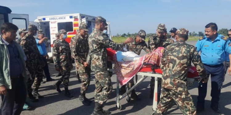 सेनाद्वारा जलनका विरामीको हवाई उद्धार