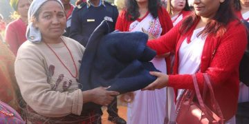 प्रहरी श्रीमती संघकी अध्यक्ष कुँवरद्वारा जाजरकोट र रूकुम पश्चिमका भूकम्प पीडितहरूलाई राहात वितरण