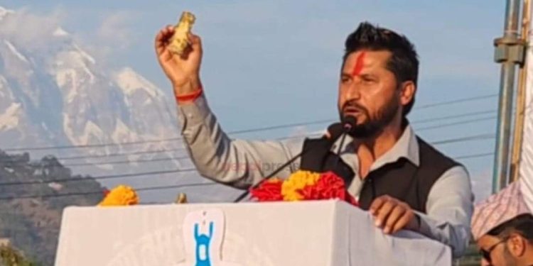 आफूमाथि आक्रमण भएपछि रविले भने, ‘यो खोया घरमा सजाएर राख्छु’