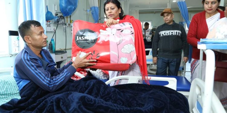 नेपाल प्रहरी श्रीमती संघद्वारा न्यानो कपडा (बलाङ्केट) वितरण