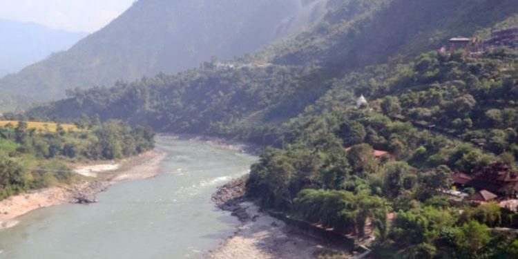 भारतीय नम्बर प्लेटको गाडी त्रिशुली नदीमा खस्यो