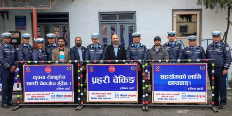 नेपाल लाइफद्वारा ट्राफिक प्रहरीलाई चेकिंङ बोर्ड प्रदान