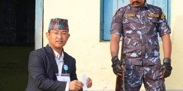 रास्वपाका उम्मेदवार लिम्बूद्वारा मतदान