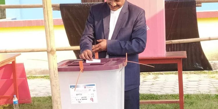 कांग्रेस उम्मेदवार खड्काले गरे मतदान