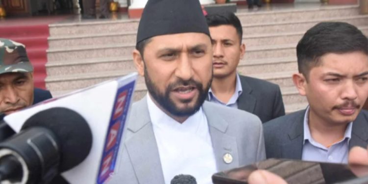 राजीनामा दिने मुडमा गृहमन्त्री लामिछाने, विराजभक्त पन्छिएपछि डिपी अर्यालले बाजी मार्दै !