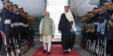 कतारका अमिर शेख तमिमलाई स्वागत गर्न विमानस्थलमा पुगे मोदी