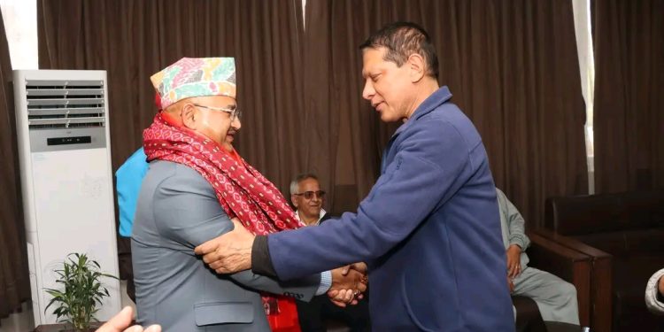 पूर्व प्रहरी महानिरीक्षक सिंहबाट नवनियुक्त आईजिपी थापालाई बधाई तथा शुभकामना