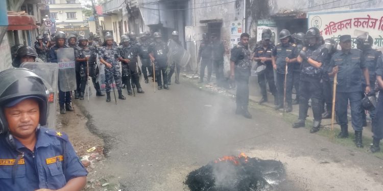 प्रहरीको गोलीबाट युवकको मृत्यु भएको भन्दै राजविराजमा दिनभर प्रदर्शन