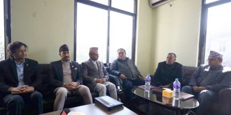 कानूनमन्त्री सिन्हालाई लिएर कांग्रेस कार्यालयमा पुगे सञ्चारमन्त्री जगदीश खरेल