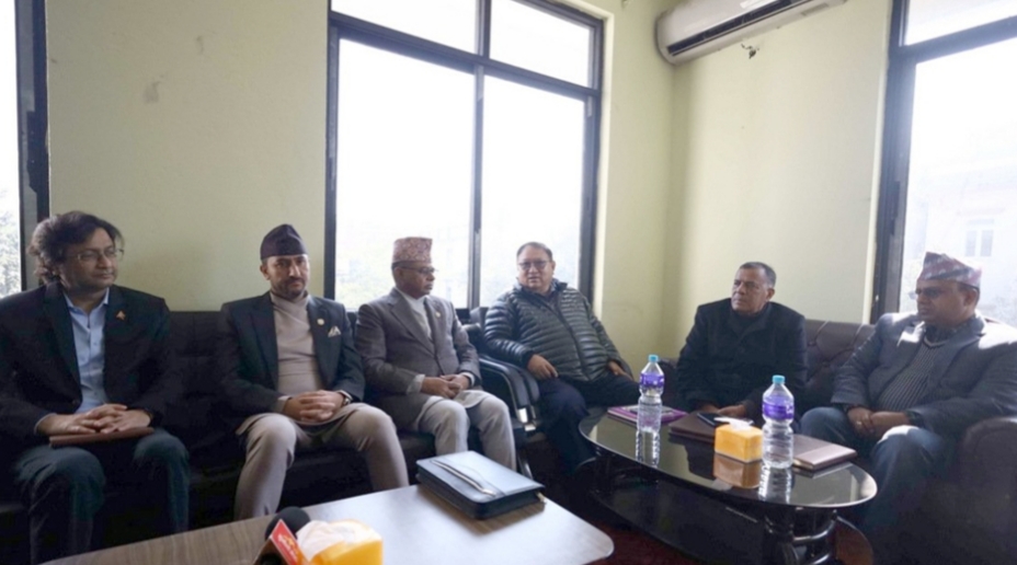 कानूनमन्त्री सिन्हालाई लिएर कांग्रेस कार्यालयमा पुगे सञ्चारमन्त्री जगदीश खरेल